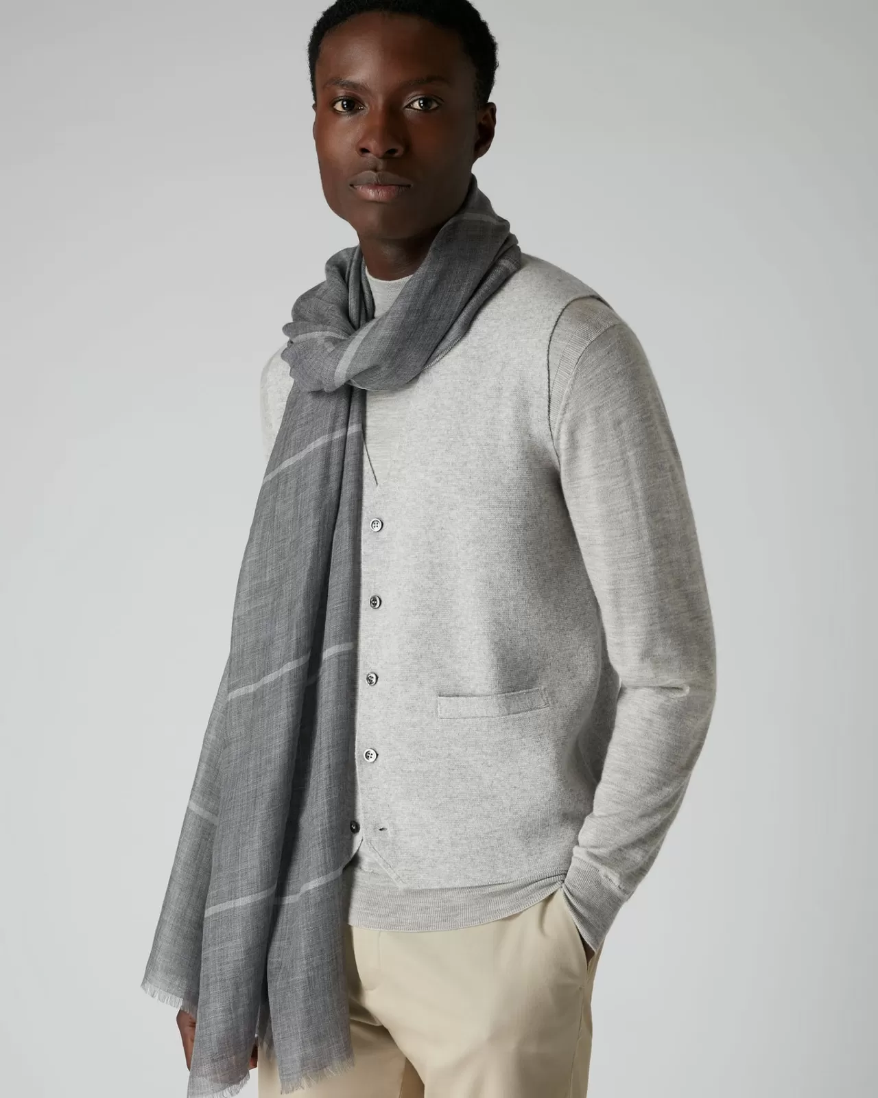 007_fine_gauge_checked_cashmere_scarf_4.webp Men N.Peal Scarves | 007 Fine Gauge Checked Cashmere Scarf