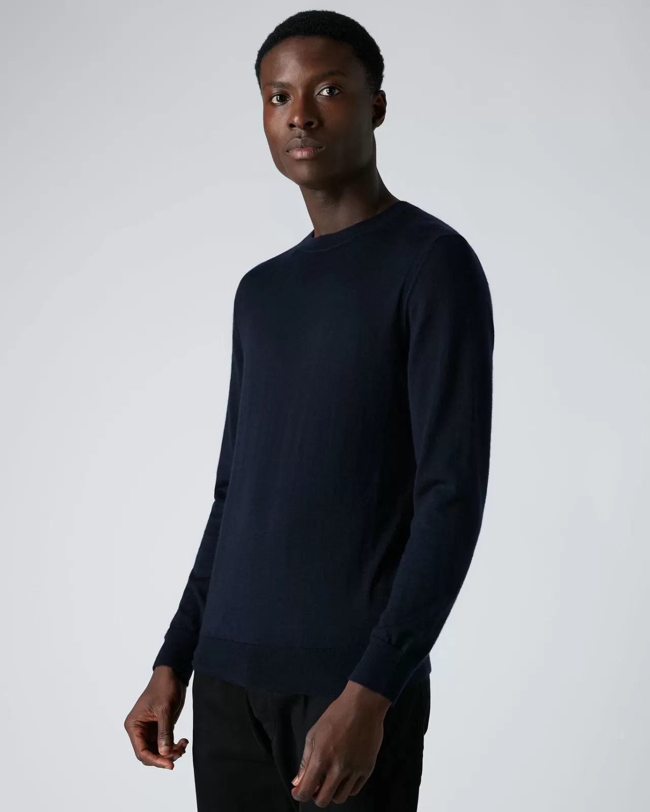 mens_fine_gauge_cashmere_round_neck_jumper_4.webp Men N.Peal Round Necks | Men'S Fine Gauge Cashmere Round Neck Jumper