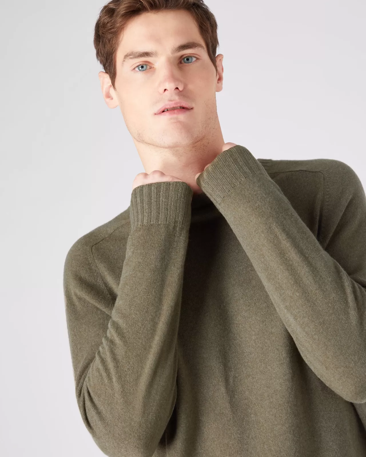 mens_raglan_round_neck_cashmere_jumper_4-2.webp Men N.Peal Round Necks | Men'S Raglan Round Neck Cashmere Jumper
