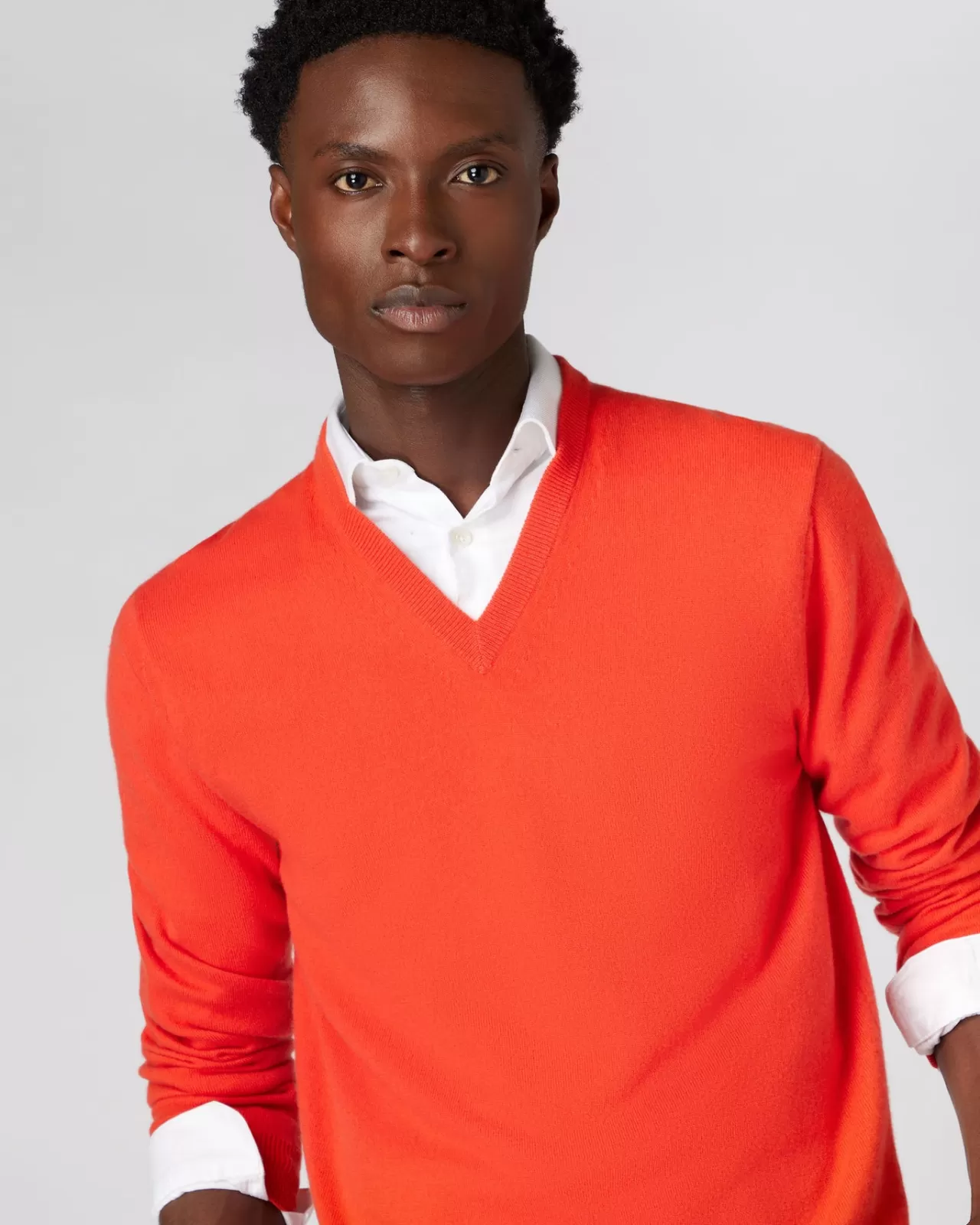 mens_the_burlington_v_neck_cashmere_jumper_4-3.webp Men N.Peal V Necks | Men'S The Burlington V Neck Cashmere Jumper