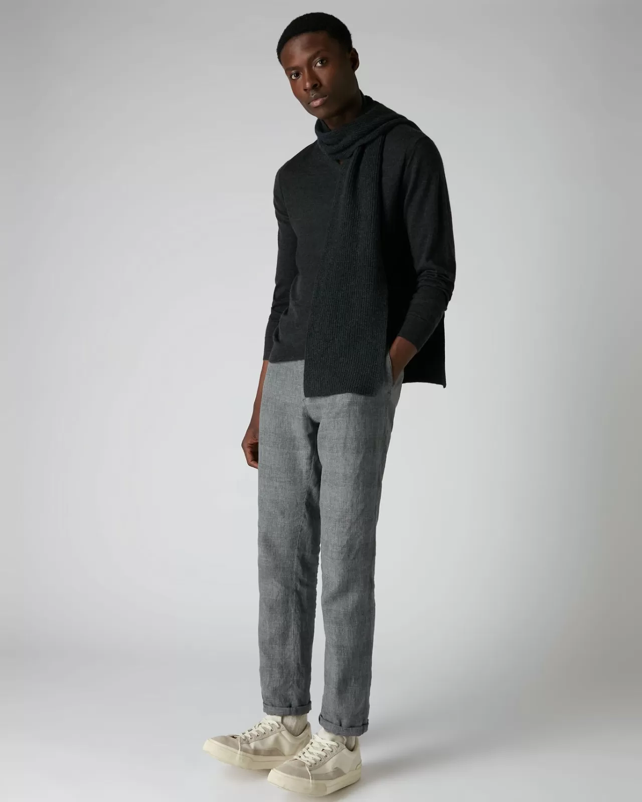 mens_the_conduit_fine_gauge_cashmere_jumper_2-3.webp Men N.Peal V Necks | Men'S The Conduit Fine Gauge Cashmere Jumper