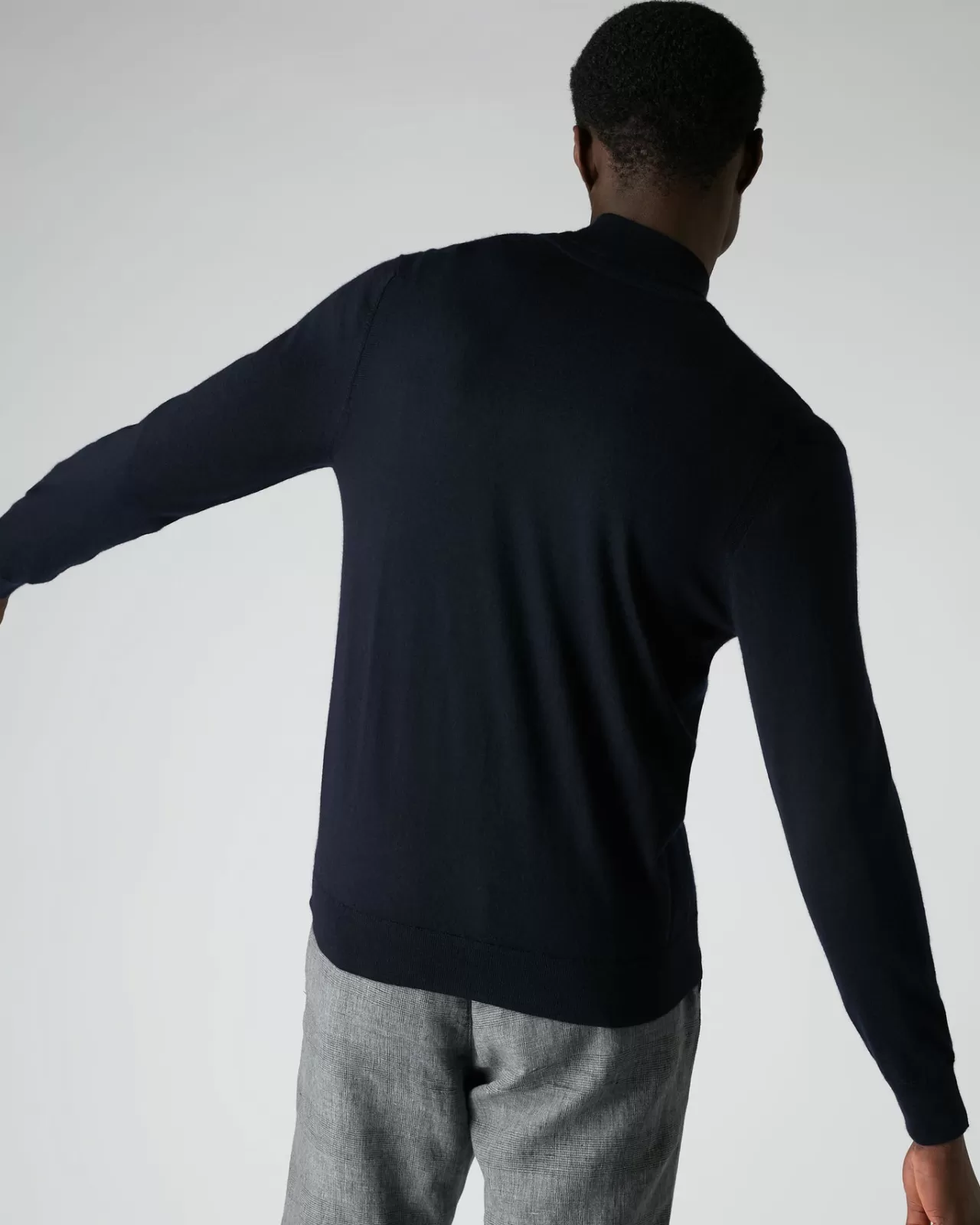 mens_the_conduit_fine_gauge_cashmere_jumper_3-2.webp Men N.Peal V Necks | Men'S The Conduit Fine Gauge Cashmere Jumper