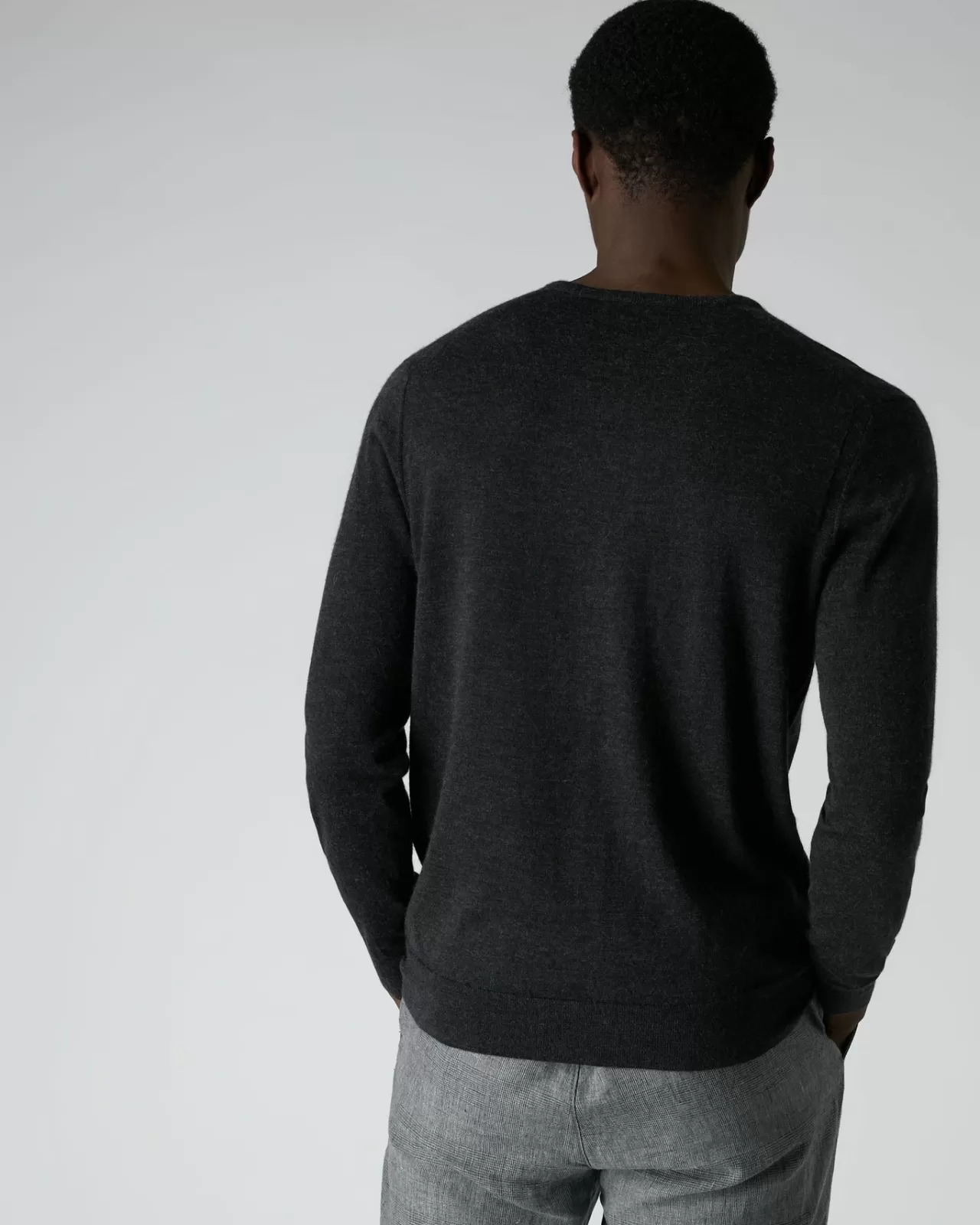 mens_the_conduit_fine_gauge_cashmere_jumper_3-3.webp Men N.Peal V Necks | Men'S The Conduit Fine Gauge Cashmere Jumper