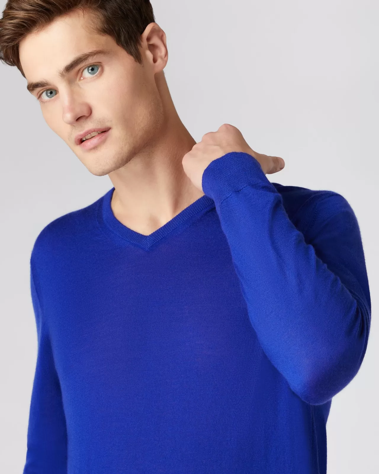 mens_the_conduit_fine_gauge_cashmere_jumper_4-1.webp Men N.Peal V Necks | Men'S The Conduit Fine Gauge Cashmere Jumper