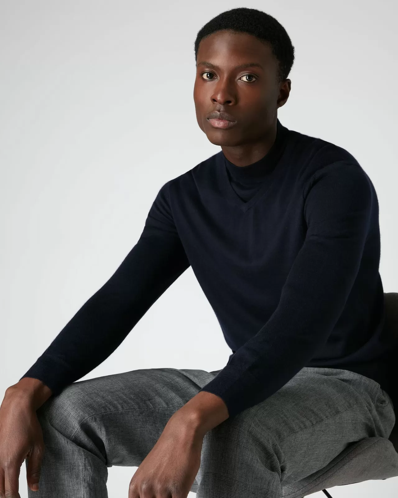 mens_the_conduit_fine_gauge_cashmere_jumper_4-2.webp Men N.Peal V Necks | Men'S The Conduit Fine Gauge Cashmere Jumper