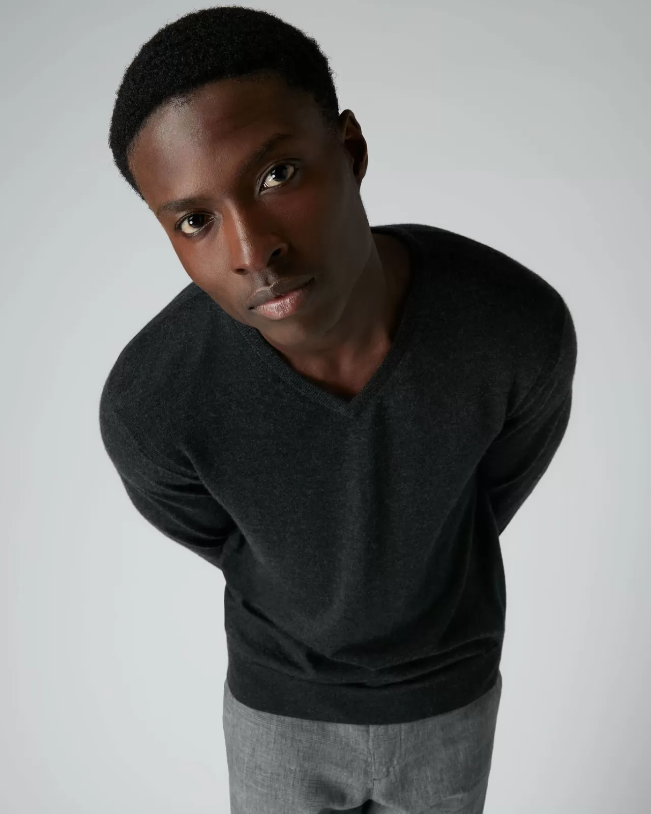 mens_the_conduit_fine_gauge_cashmere_jumper_4-3.webp Men N.Peal V Necks | Men'S The Conduit Fine Gauge Cashmere Jumper