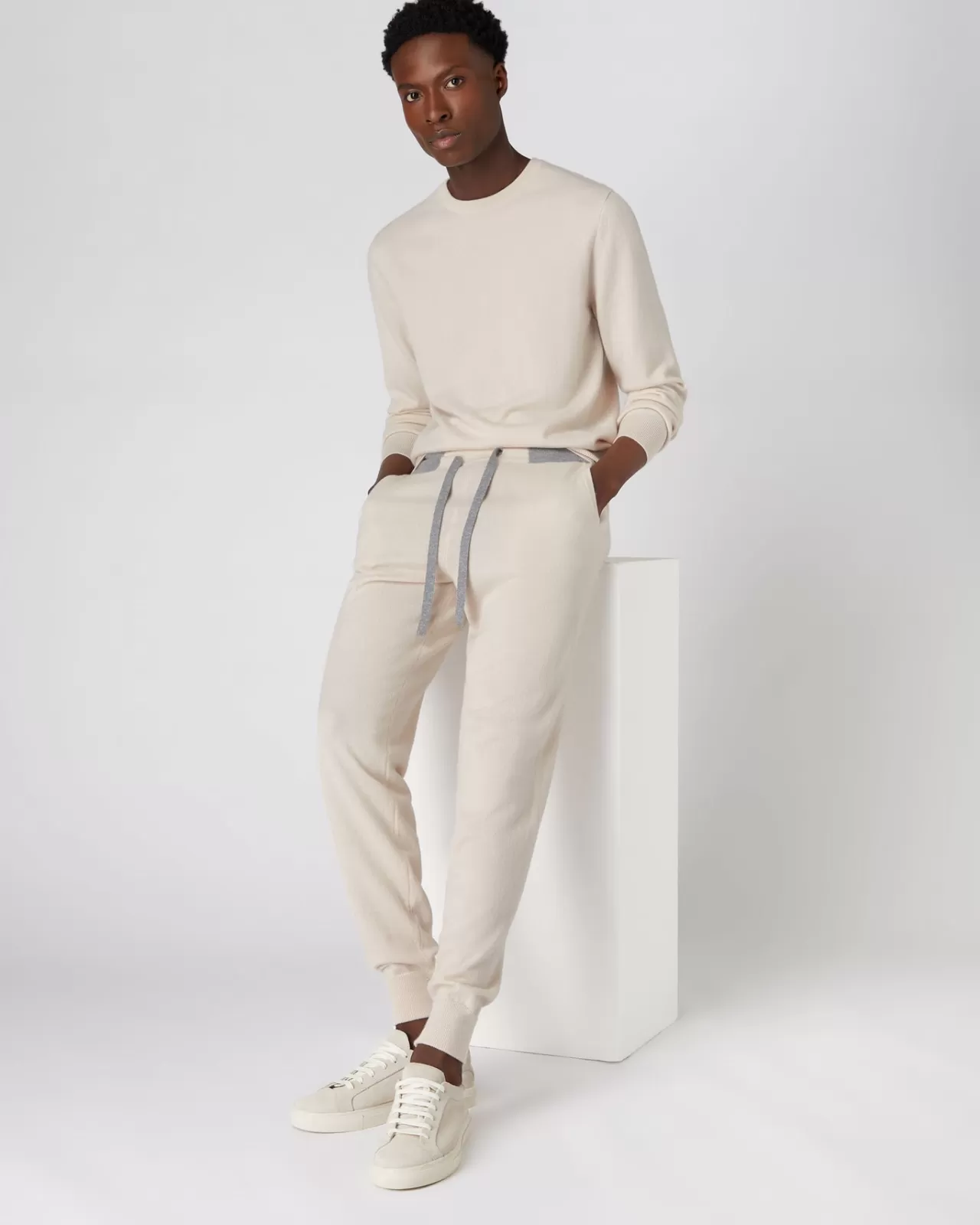 mens_the_oxford_round_neck_cashmere_jumper_2.webp Men N.Peal Round Necks | Men'S The Oxford Round Neck Cashmere Jumper