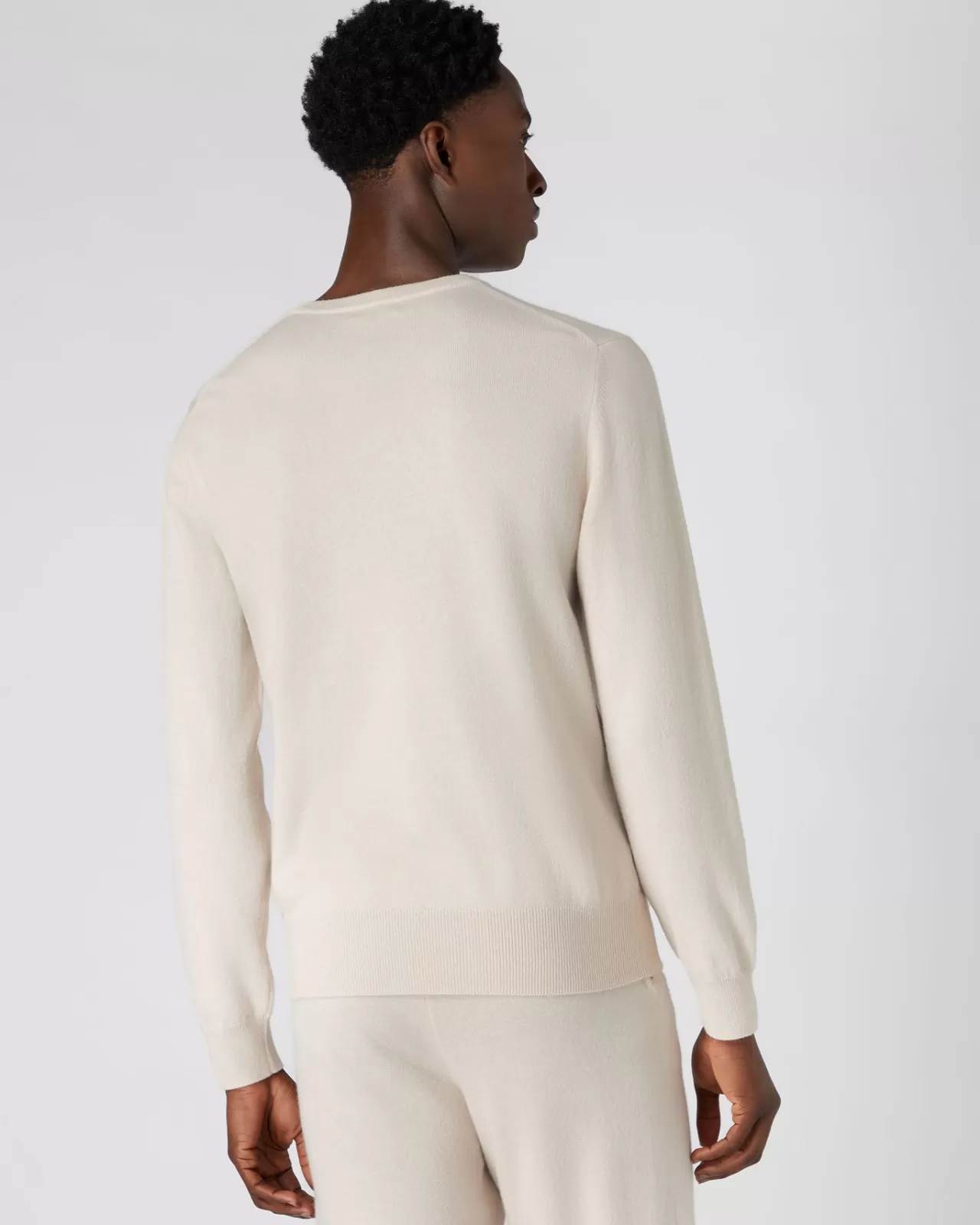 mens_the_oxford_round_neck_cashmere_jumper_3.webp Men N.Peal Round Necks | Men'S The Oxford Round Neck Cashmere Jumper
