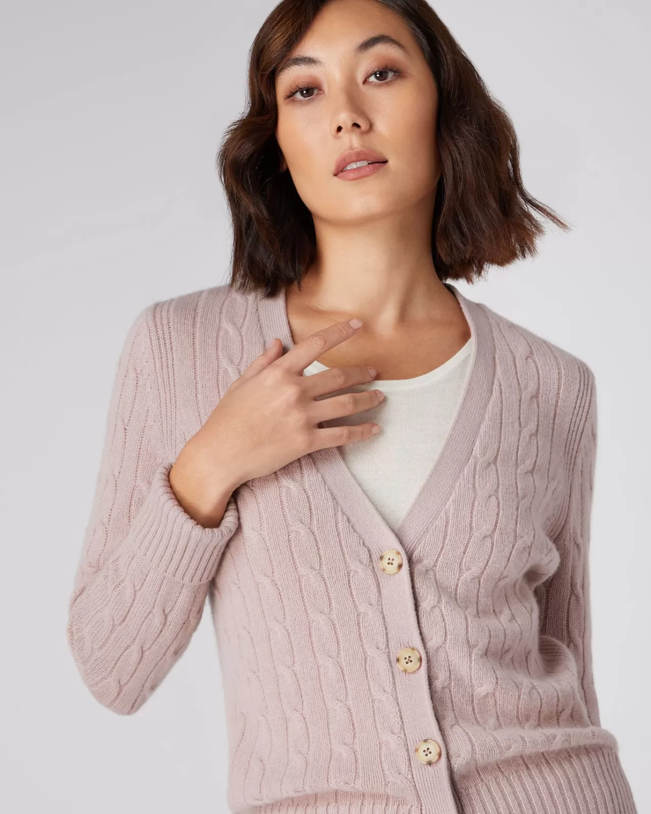 womens_cable_v_neck_cashmere_cardigan_4-1.webp Women N.Peal Cardigans | Women'S Cable V Neck Cashmere Cardigan