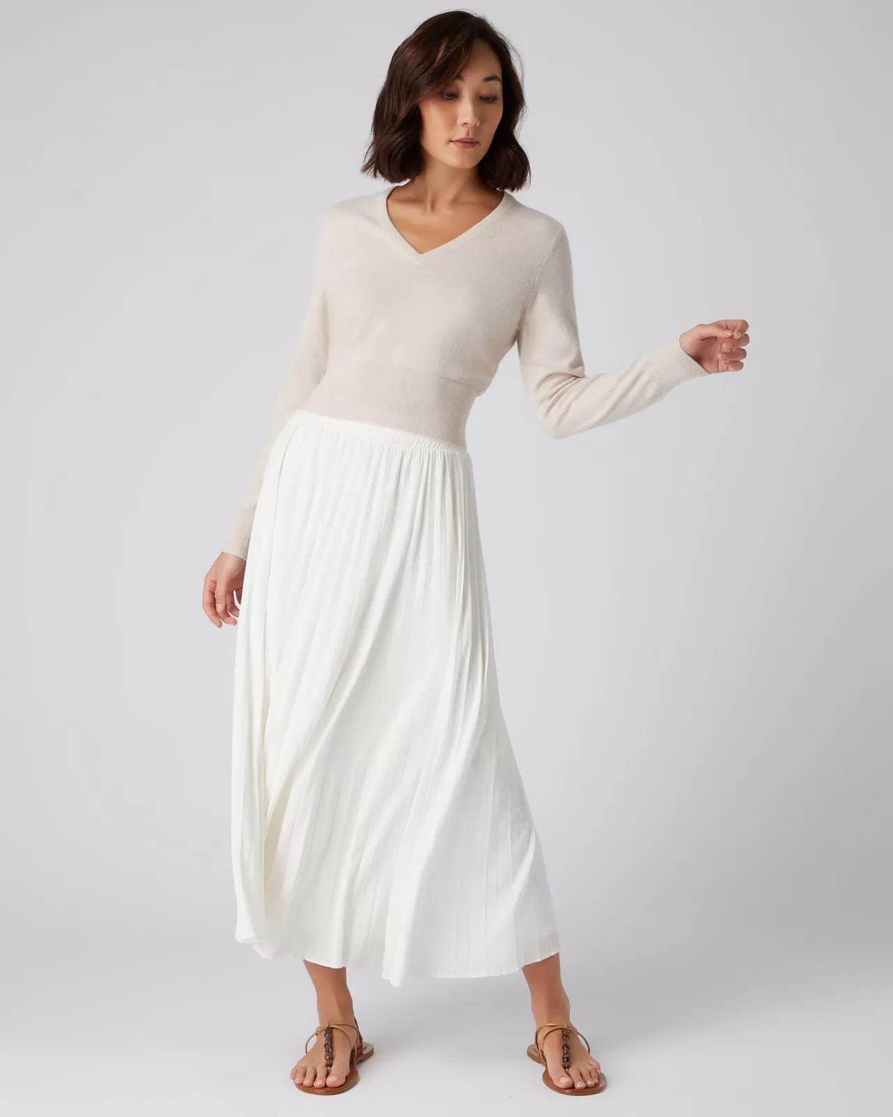 womens_crop_v_neck_cashmere_jumper_2-2.webp Women N.Peal V Necks | Women'S Crop V Neck Cashmere Jumper