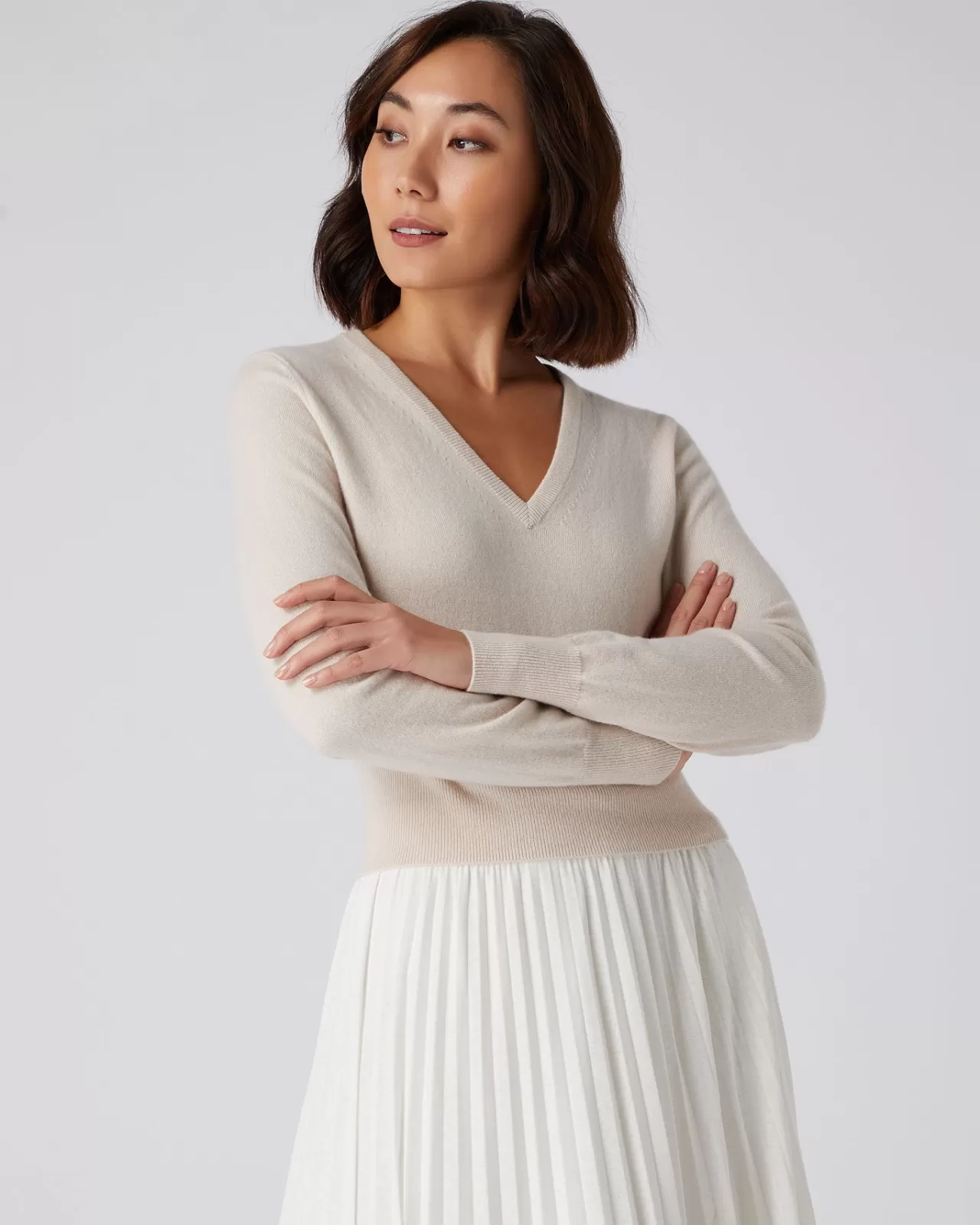 womens_crop_v_neck_cashmere_jumper_4-2.webp Women N.Peal V Necks | Women'S Crop V Neck Cashmere Jumper