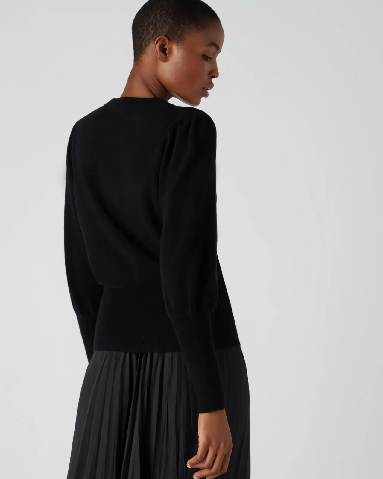 womens_deep_hem_round_neck_cashmere_jumper_3.webp Women N.Peal Round Necks | Women'S Deep Hem Round Neck Cashmere Jumper