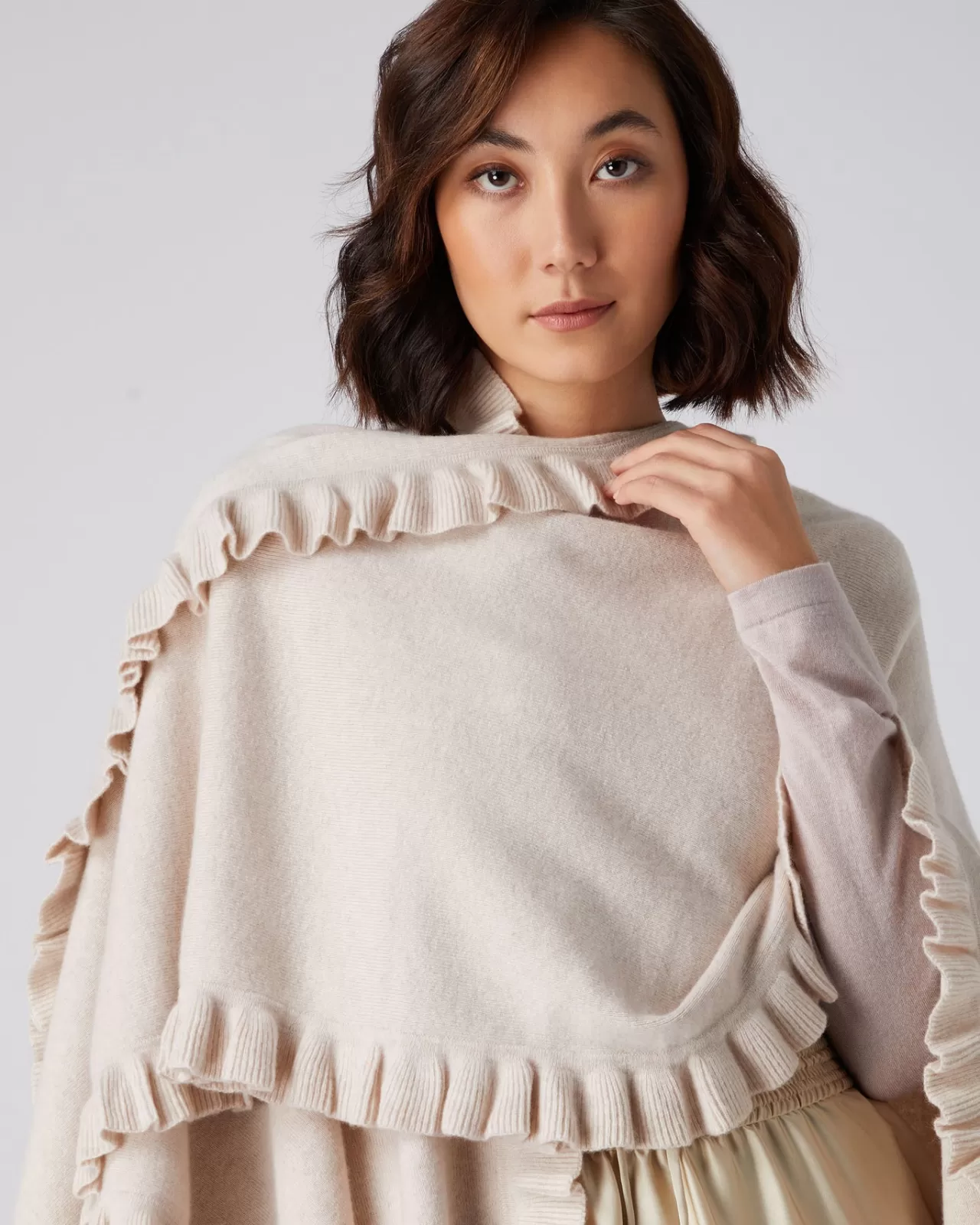 womens_frill_cashmere_cape_4.webp Women N.Peal Capes & Ponchos | Women'S Frill Cashmere Cape