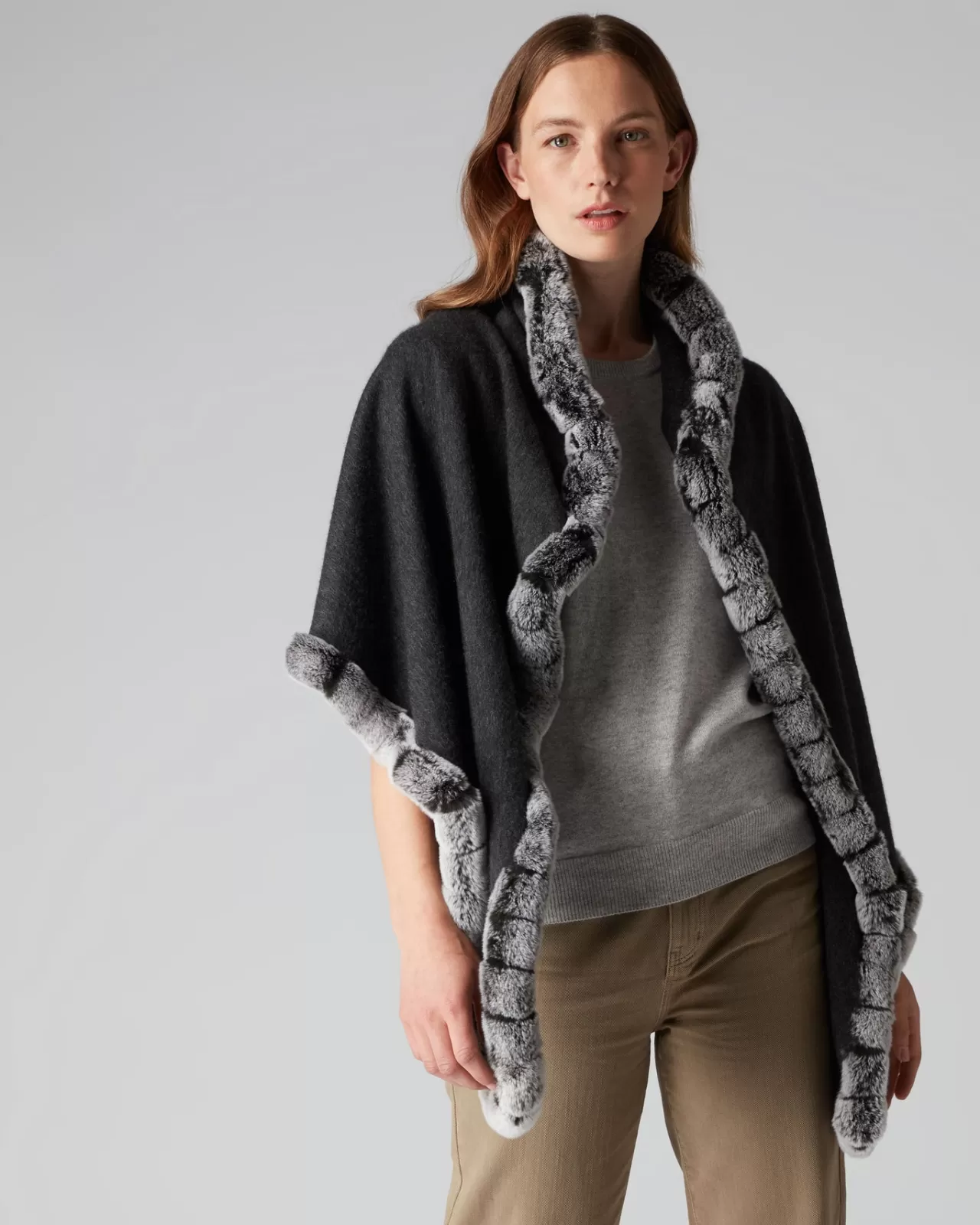 womens_fur_edge_triangular_scarf_2.webp Women N.Peal Cashmere Scarves | Women'S Fur Edge Triangular Scarf