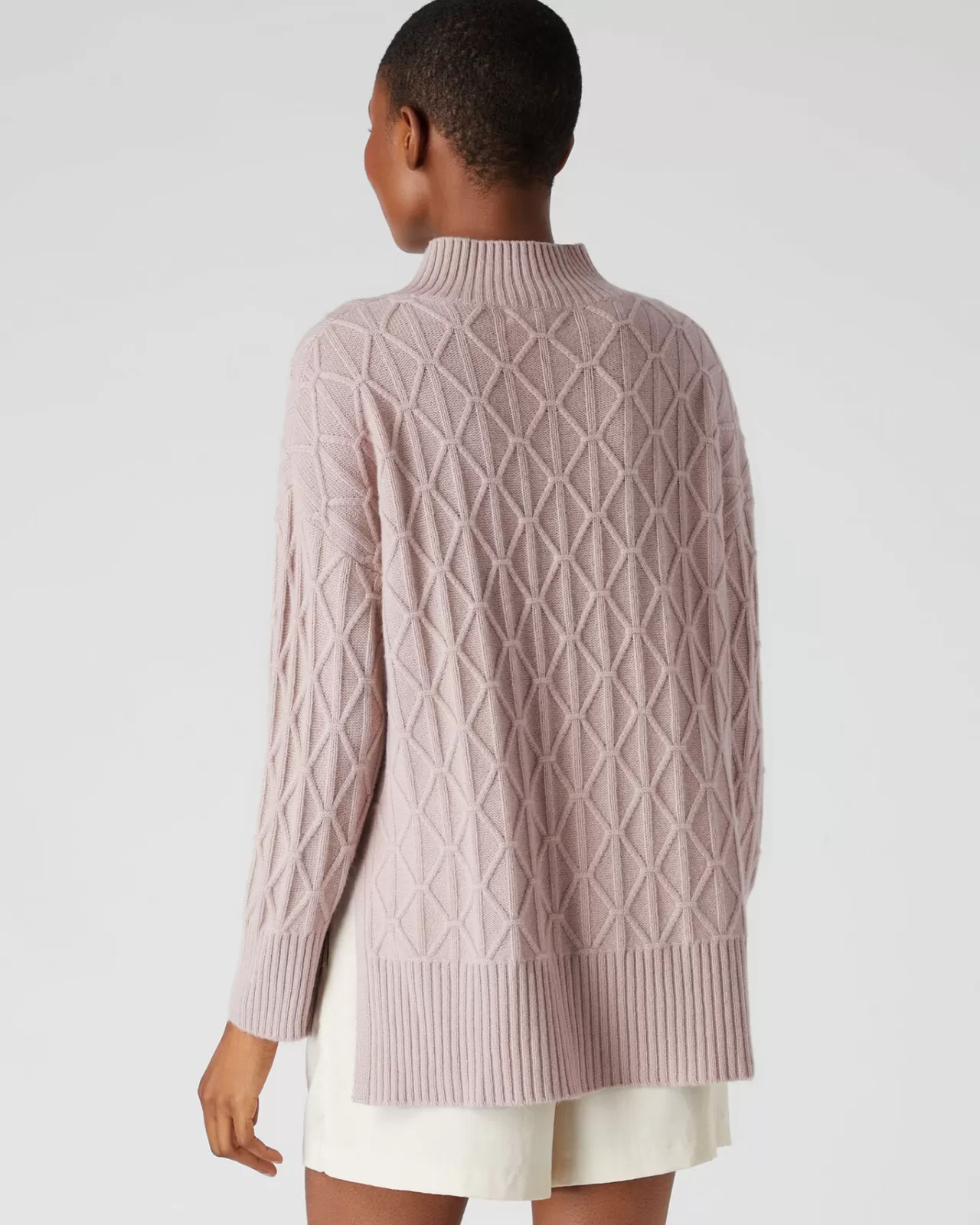 womens_longline_cable_cashmere_jumper_3.webp Women N.Peal Roll Necks | Women'S Longline Cable Cashmere Jumper