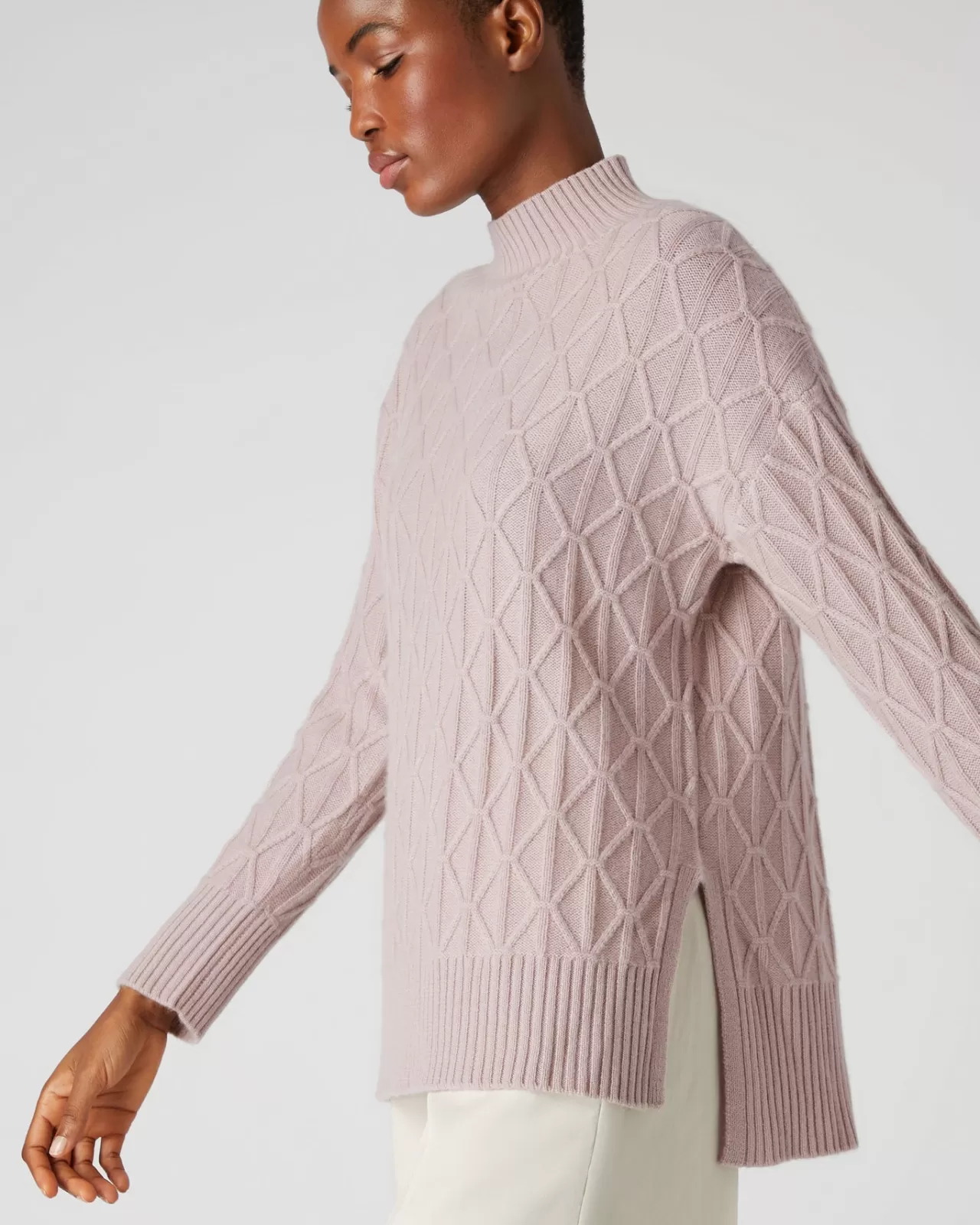 womens_longline_cable_cashmere_jumper_4.webp Women N.Peal Roll Necks | Women'S Longline Cable Cashmere Jumper