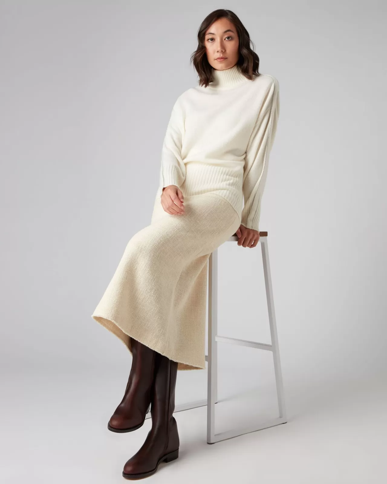 womens_metal_trim_curved_hem_cashmere_jumper_2.webp Women N.Peal Roll Necks | Women'S Metal Trim Curved Hem Cashmere Jumper