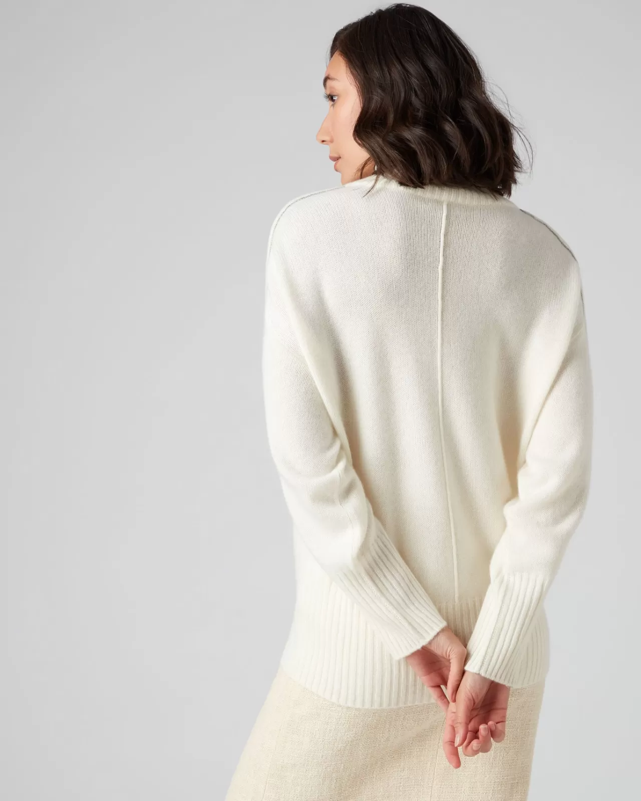 womens_metal_trim_curved_hem_cashmere_jumper_3.webp Women N.Peal Roll Necks | Women'S Metal Trim Curved Hem Cashmere Jumper