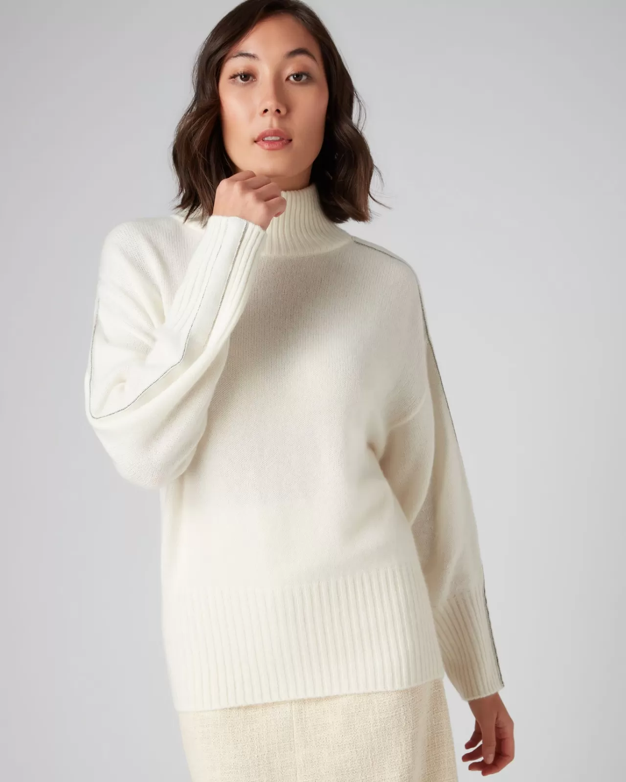 womens_metal_trim_curved_hem_cashmere_jumper_4.webp Women N.Peal Roll Necks | Women'S Metal Trim Curved Hem Cashmere Jumper