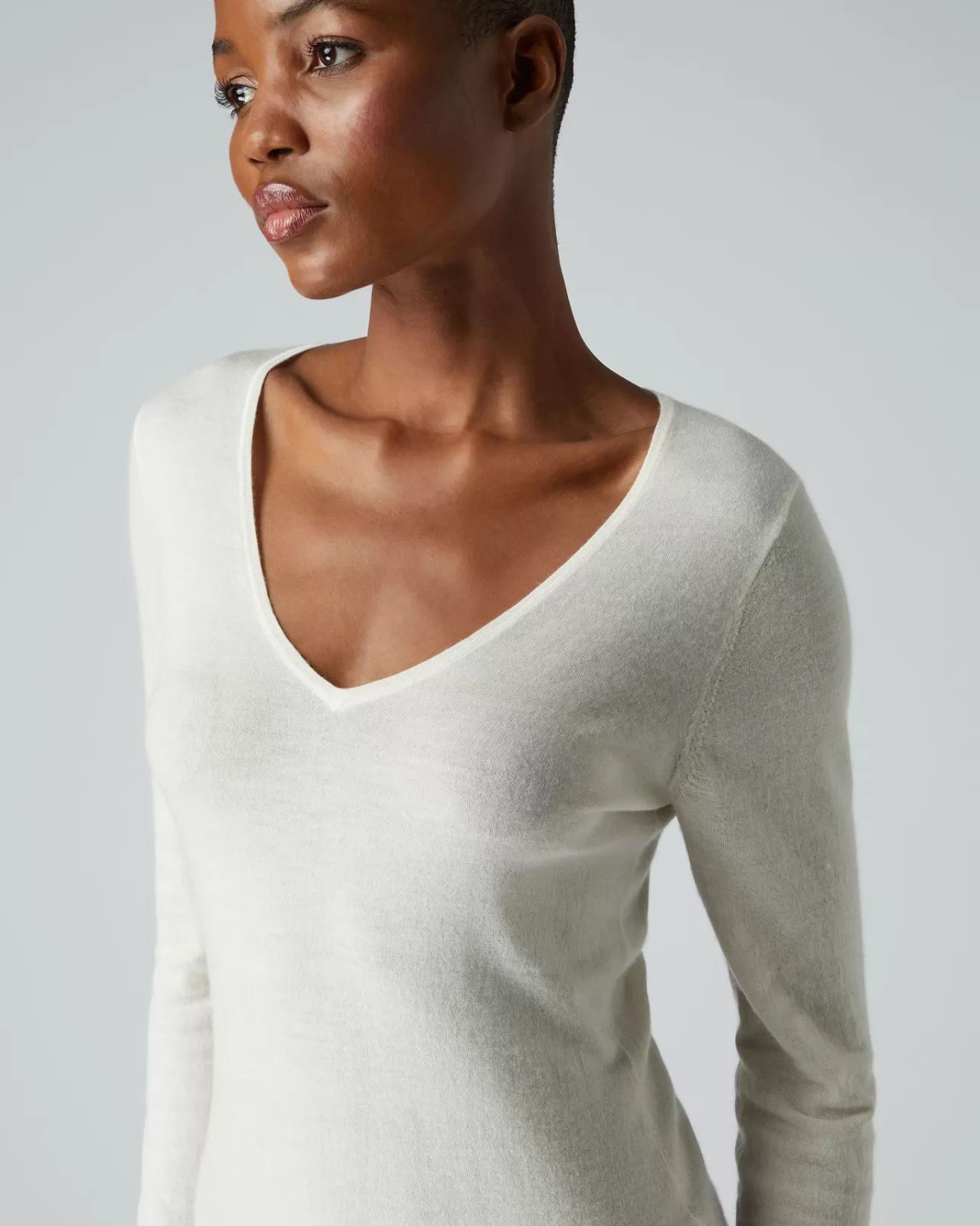 womens_superfine_v_neck_cashmere_jumper_4-1.webp Women N.Peal Tops & T-Shirts | Women'S Superfine V Neck Cashmere Jumper