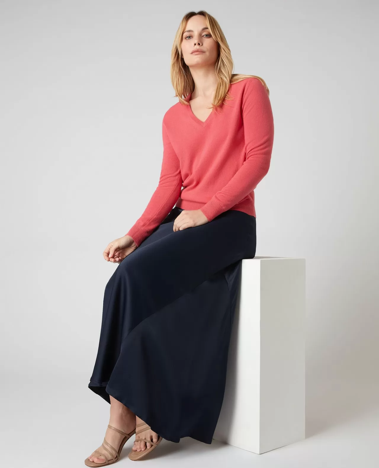 womens_v_neck_cashmere_jumper_2-10.webp Women N.Peal V Necks | Women'S V Neck Cashmere Jumper