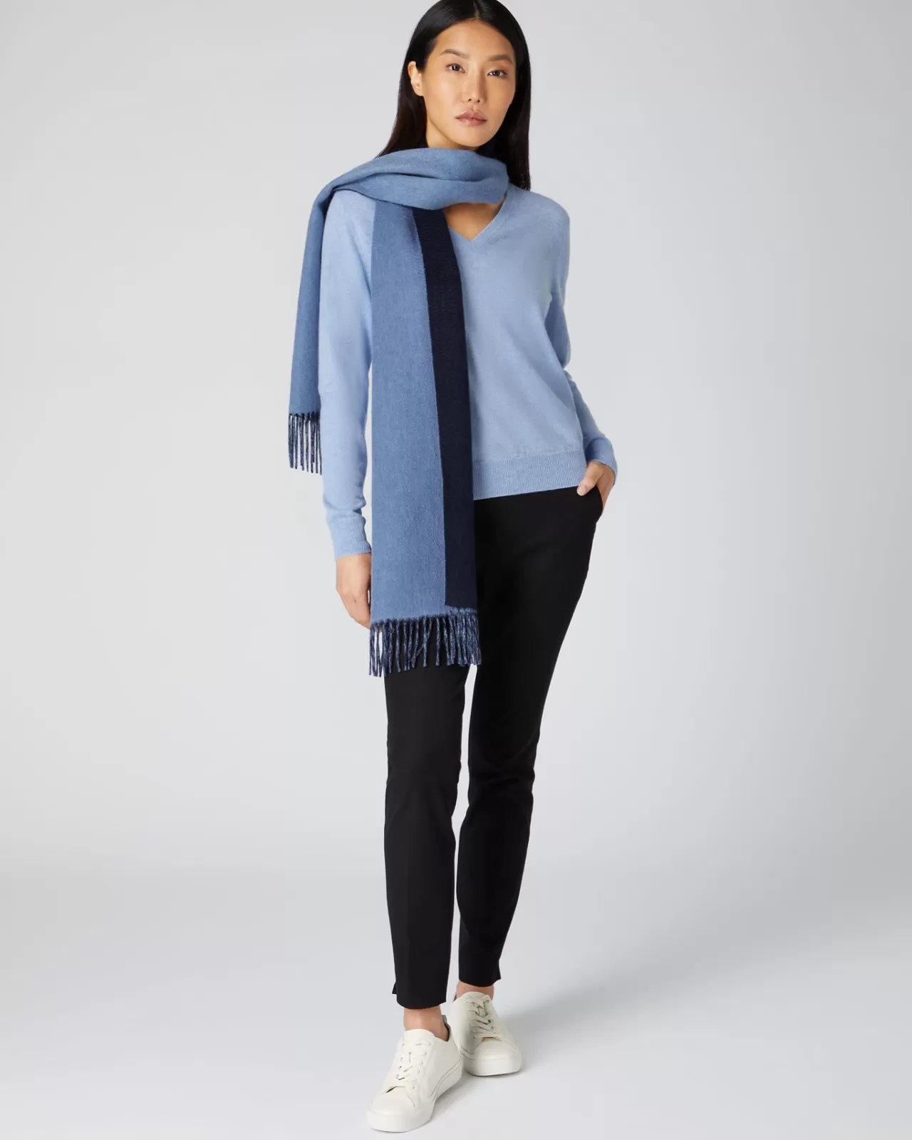 womens_v_neck_cashmere_jumper_2-9.webp Women N.Peal V Necks | Women'S V Neck Cashmere Jumper