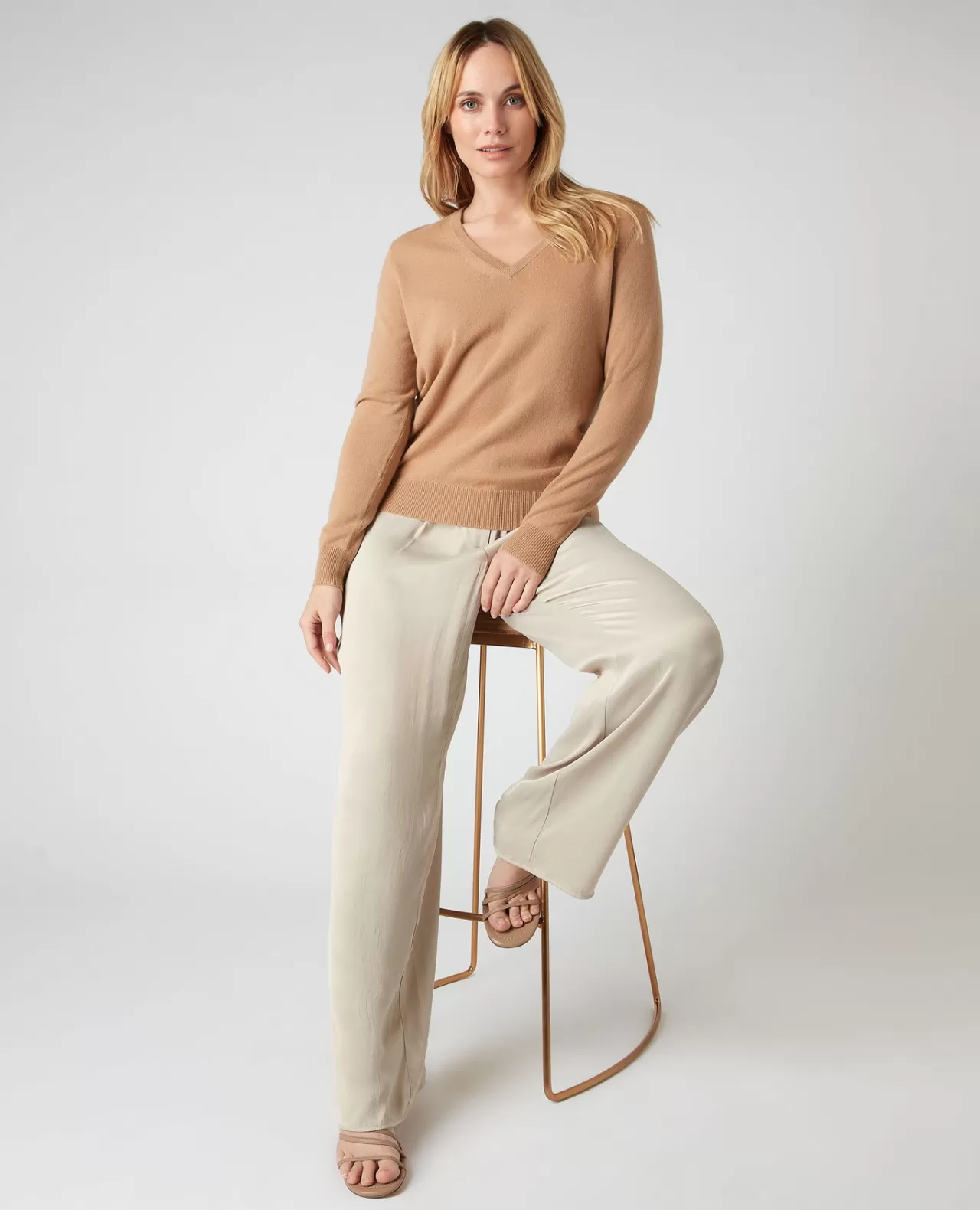 womens_v_neck_cashmere_jumper_2.webp Women N.Peal V Necks | Women'S V Neck Cashmere Jumper