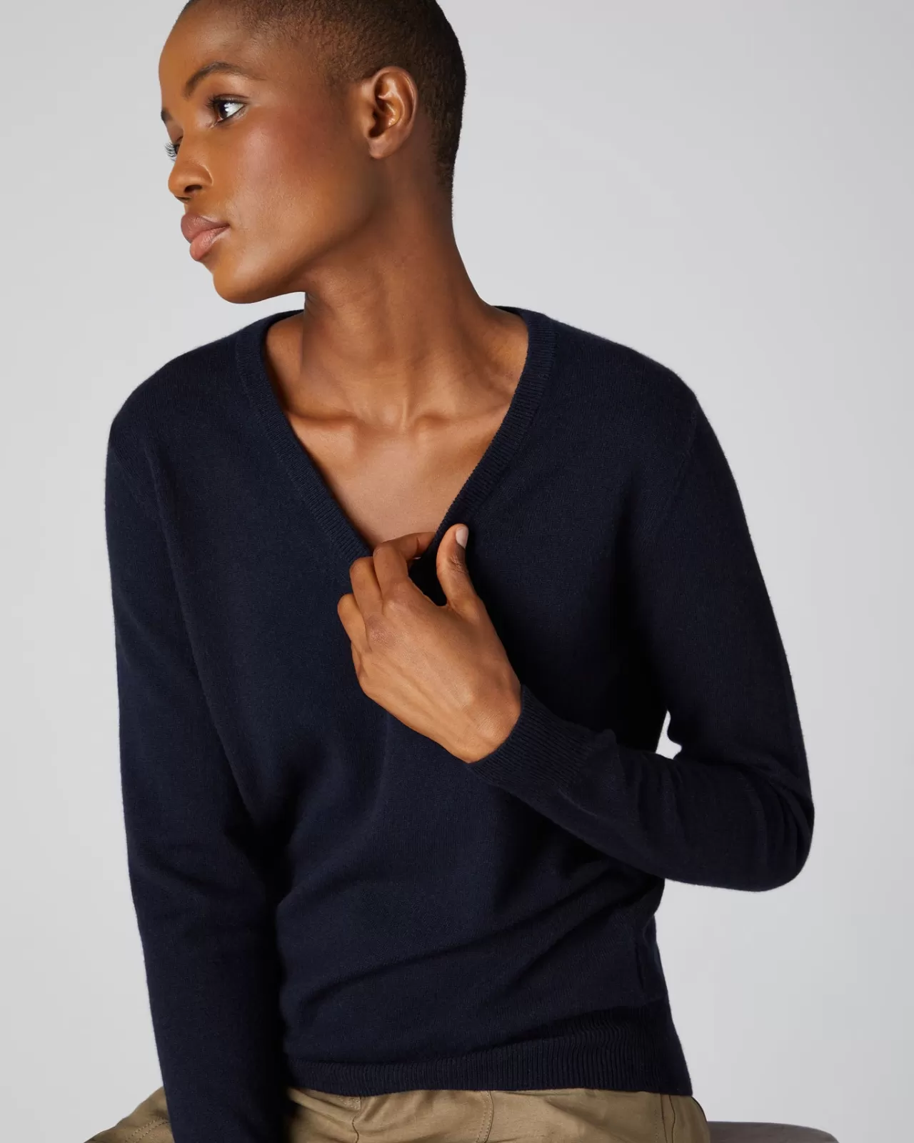 womens_v_neck_cashmere_jumper_3-1.webp Women N.Peal V Necks | Women'S V Neck Cashmere Jumper