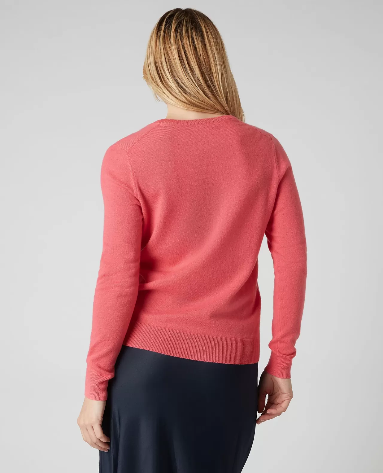 womens_v_neck_cashmere_jumper_3-10.webp Women N.Peal V Necks | Women'S V Neck Cashmere Jumper