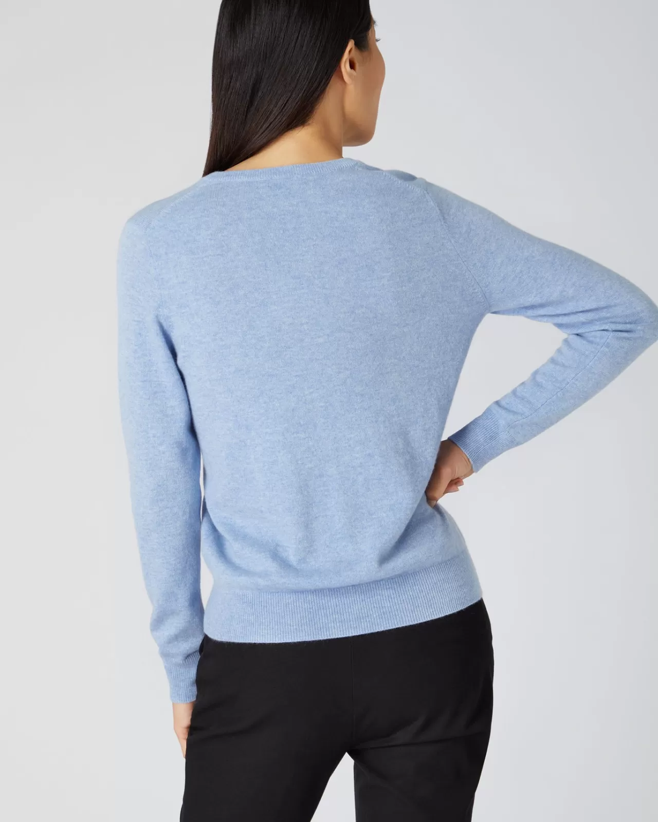 womens_v_neck_cashmere_jumper_3-9.webp Women N.Peal V Necks | Women'S V Neck Cashmere Jumper