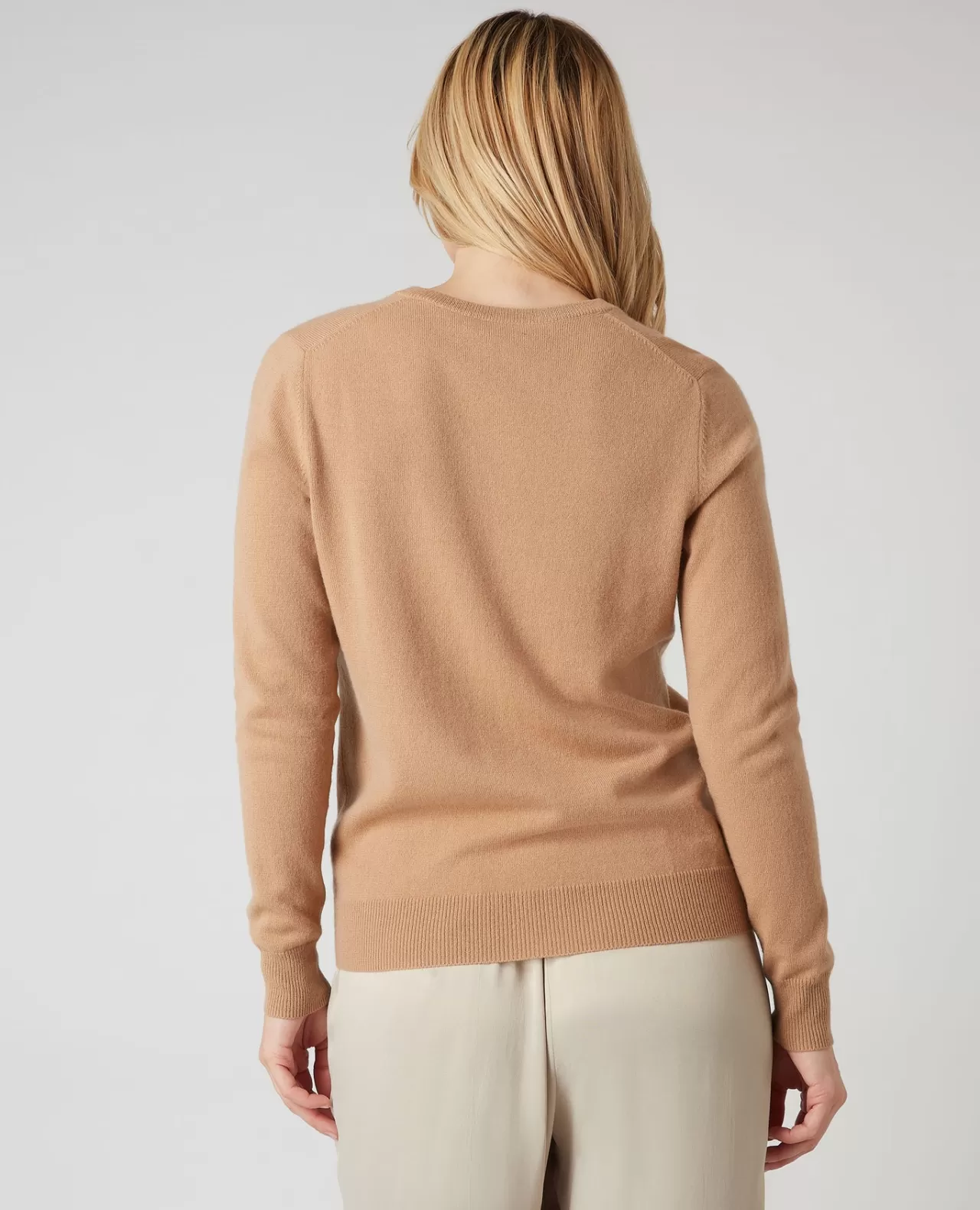 womens_v_neck_cashmere_jumper_3.webp Women N.Peal V Necks | Women'S V Neck Cashmere Jumper