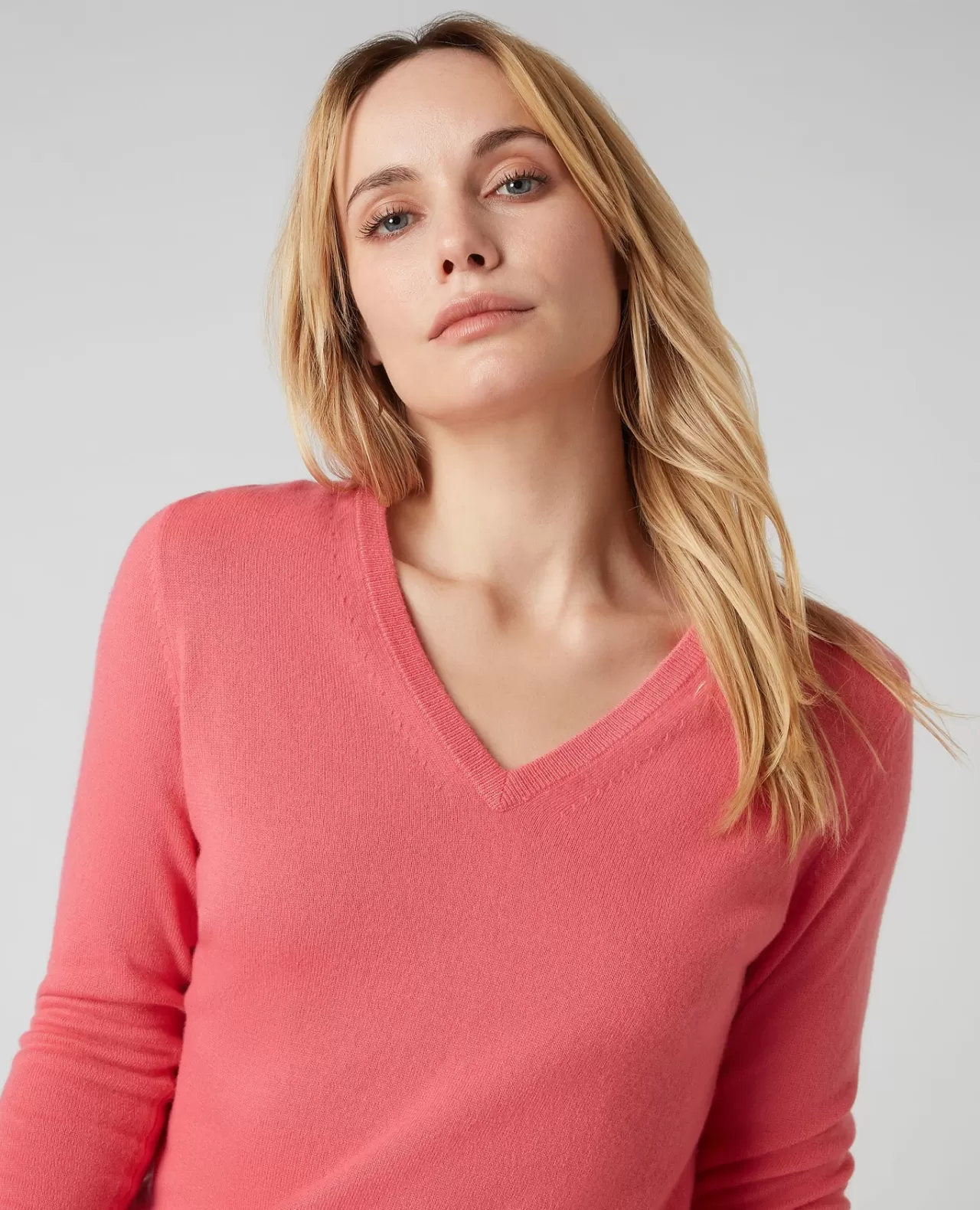 womens_v_neck_cashmere_jumper_4-10.webp Women N.Peal V Necks | Women'S V Neck Cashmere Jumper