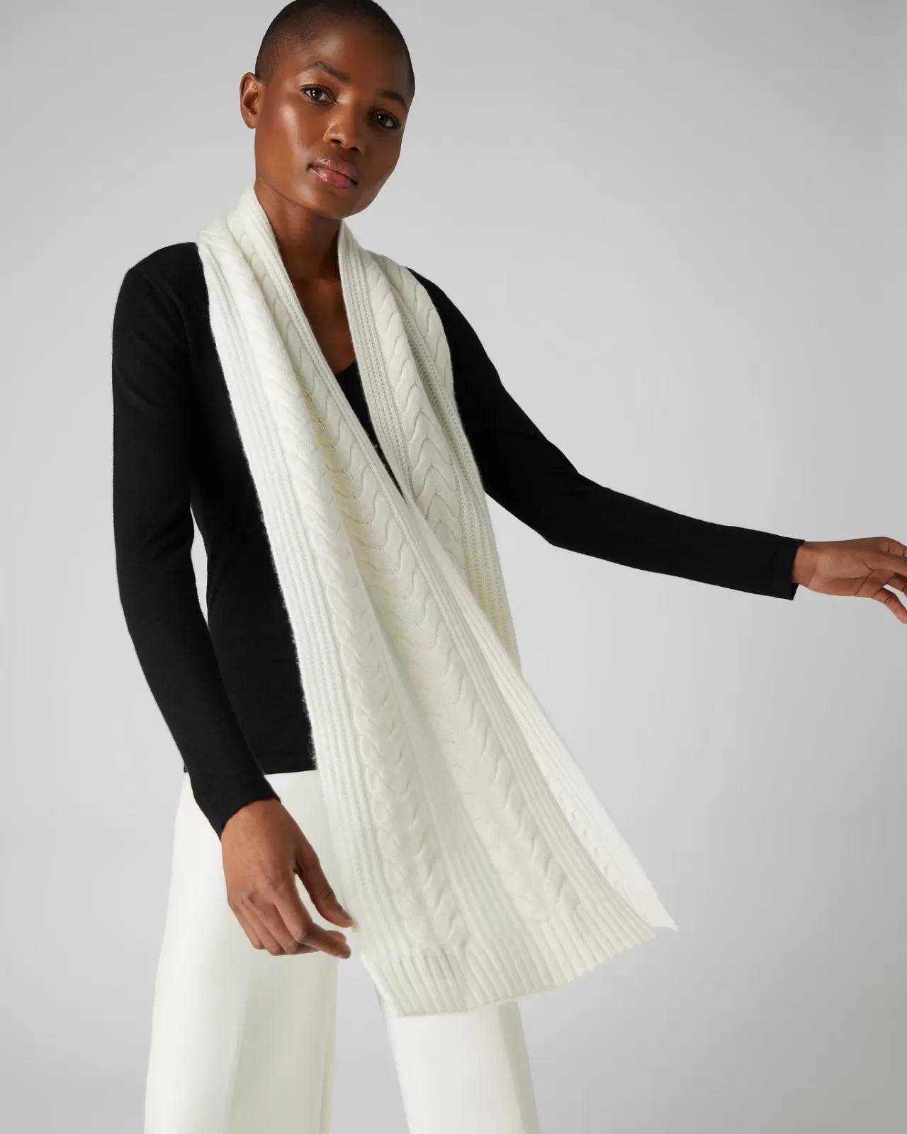 womens_wide_cable_cashmere_scarf_2-1.webp Women N.Peal Cashmere Scarves | Women'S Wide Cable Cashmere Scarf